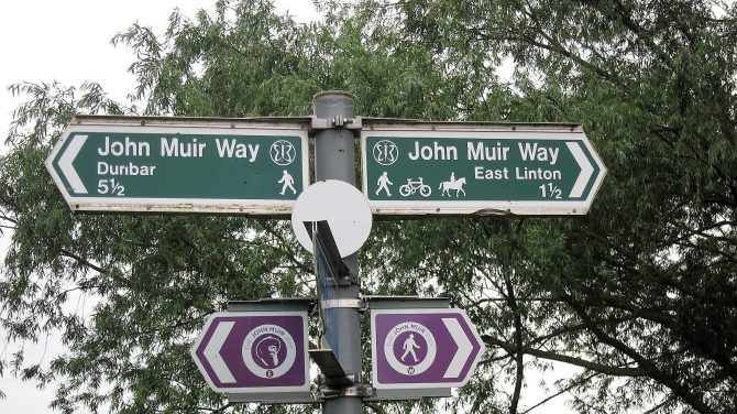 Der er tydelige skilte langs John Muir Way. Foto: Dorthe Bendtsen.