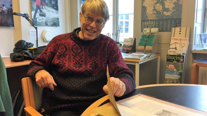 (Bjarne) Stig Hansen med en af de scrapbøger, som hans far, DVL's stifter Stig Hansen, har lavet.