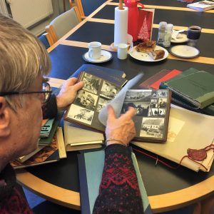 (Bjarne) Stig Hansen bladrer i sin fars gamle scrapbøger.