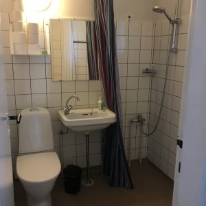 Badeværelset i Pilgrimshuset Albergue i Ballerup. Foto Rikke Ærtebjerg.