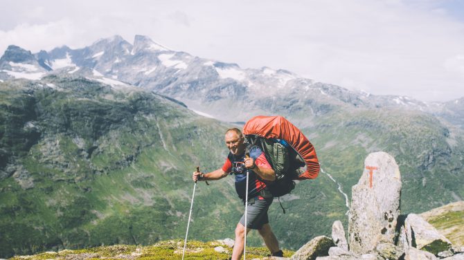 En glad vandrer på den røde T-rute i Jotunheimen. Foto Marius Dalseg Sætre/DNT