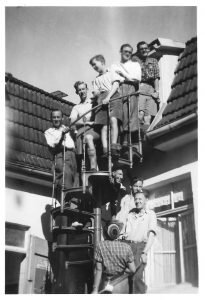 Vandrehjemmet i Thale i 1936. Turleder Poul Brejnebøl står øverst på trappen til drengenes sovesal