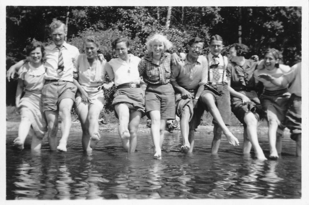 Vandretur til Gurresø før turen til De Bayerske Alper i 1937. Rita, med det hvide hår, står i midten.