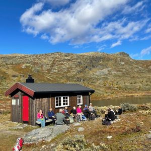 Pause ved Bingsbu-hytten. Foto Arthur Bredli, Ruten Fjellstue