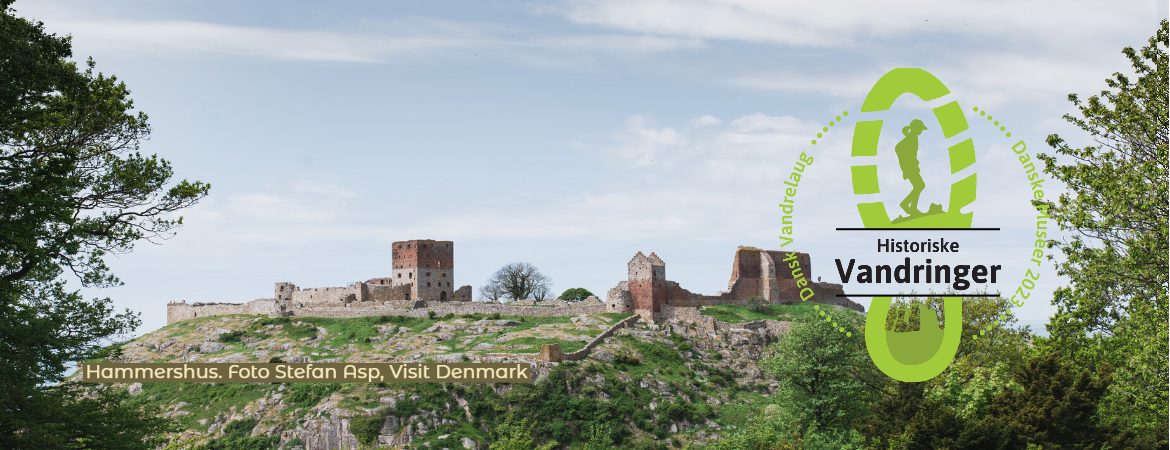 Historiske Vandringer Hammershus med Historiske Vandringer-logo og fotokreditering