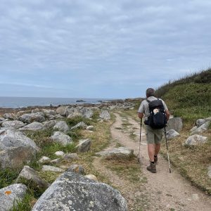 Peter Nørgaard langs havet. Foto Dagny Ørtz Nørgaard