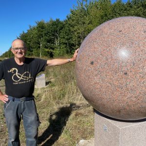 Henning Vingborg med den røde granitsol. Foto privat