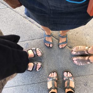 I Danmark kan det måske være ok med sandaler, men på Caminoen skal der vandrestøvler til. Foto privat