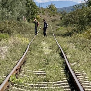 Skolebørn brugte også skinnerne som sti. Foto Hans Henrik Kleinert