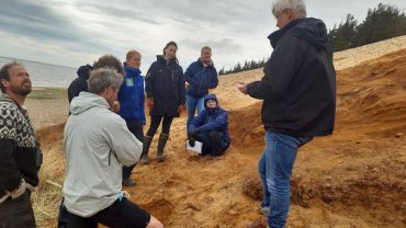 Turdeltagere hører om aflejringer og sedimentation. Foto Museum Sønderjylland