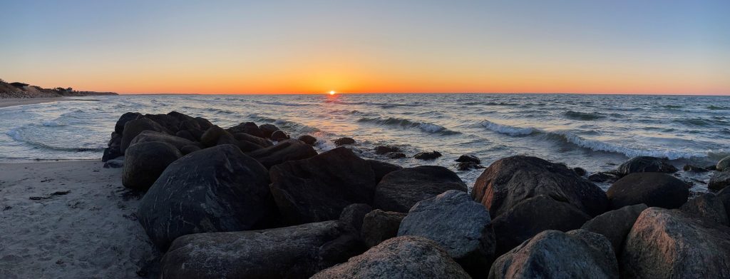 Solnedgang ved havet. Foto Camilla Dam
