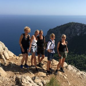 Christine Antorini med sin kvindevandregruppe i den vestlige del af Mallorca 2020. Foto privat