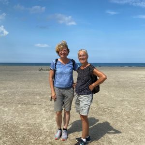 Christine Antorini på vandretur i Gudhjem-Allinge med Ritt Bjerregaard i 2020. Foto privat