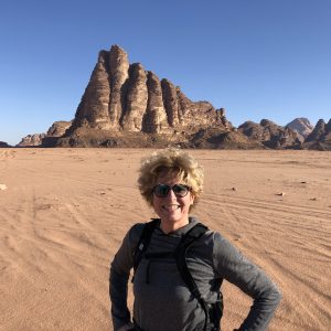 Christine Antorini på vandretur i Wadi Rum-ørkenen i Jordan 2019. Foto privat