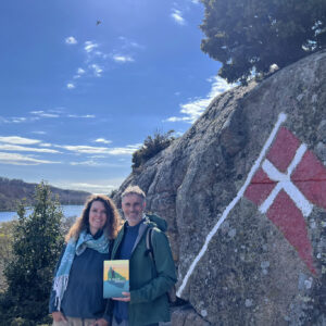 Marie og Torben Lau Florin med deres bog Til fods på Bornholm