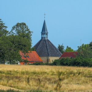 Den lille ottekantede Nyord Kirke set fra havnen. Foto Karen Schmolke