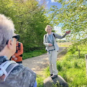 Turleder Hanne fra DVL Nordsjælland gør stop og fortæller. Foto Bente Michelsen