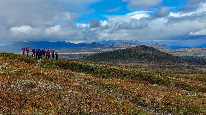 Vi gik op op op. Det var vådt og stejlt, men belønningen var den flotteste udsigt. Foto Eva Christensen
