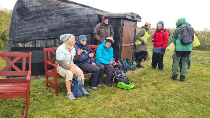 DVL vandretur 5. oktober 2025. Bjerregård. Pause ved Bjerregård Havn kl. 10.59.