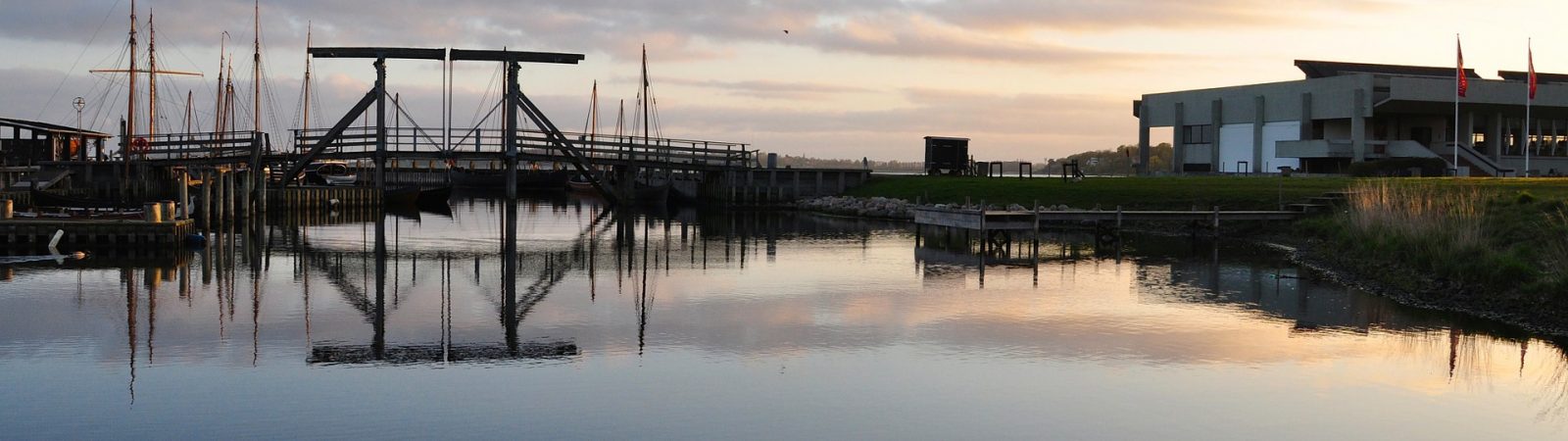 Roskilde Afdeling af Dansk Vandrelaug går tæt på Vikingeskibsmuseet. Foto: Pixabay