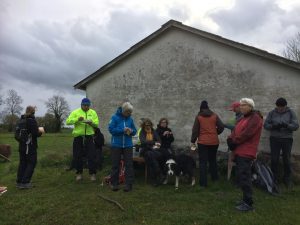 Pause med madpakker i læ for blæsten.